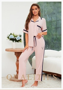 Détail de l'ensemble pyjama rose en modal avec texture côtelée et liseré bleu marine en V