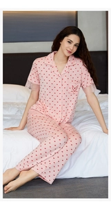 Detail des rosa Pyjamas mit Herzprint, Revers-Tasche und zartem Wimpernspitzen-Besatz