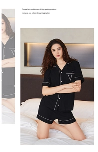 Détail de pyjama en modal noir avec liseré blanc et texture côtelée pour femmes