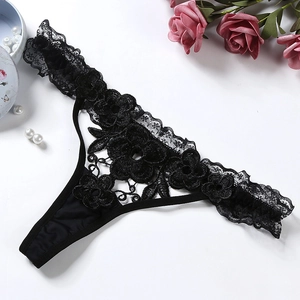 Tanga sexy pour femmes en dentelle noire avec broderie florale et mesh sur fond blanc