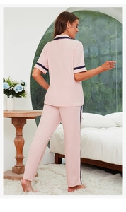 Détail de l'ensemble pyjama en modal rose clair avec liseré foncé et fines rayures