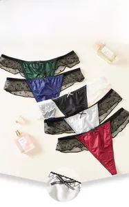 Détail de strings en dentelle imprimé léopard en vert bleu noir blanc et rouge