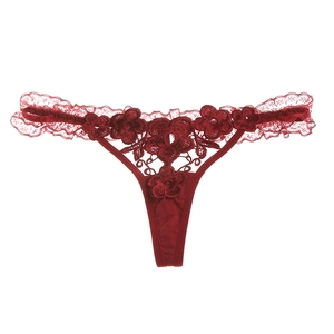 String en dentelle florale rouge foncé avec broderie exquise sur fond blanc pur