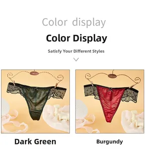 Détail de strings sexy en dentelle vert foncé et bordeaux avec résille et petits nœuds