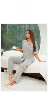 Détail du pyjama en modal avec liseré rose contrastant et patte de boutonnage