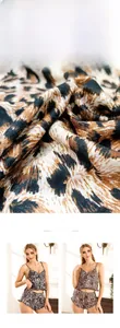 Detailansicht der Stofftextur vom Leoparden-Schlafanzug aus weicher Polyester-Baumwolle