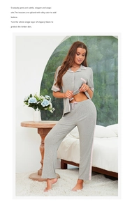 Détail d'un pyjama en modal gris avec liseré rose, haut manches courtes et pantalon