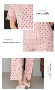 Details der Spitzenkante am rosa Schlafanzug mit Herzmuster an Ärmeln und Saum