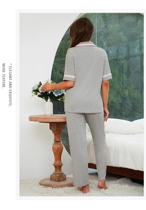 Détail du tissu en maille côtelée et liseré rose sur cet ensemble pyjama gris femme