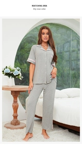 Détail d'un ensemble pyjama en modal côtelé couleur rose séchée avec haut et pantalon