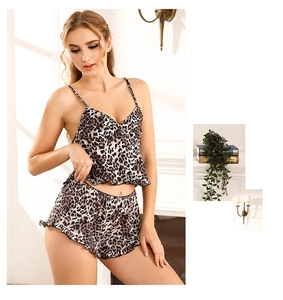 Detailaufnahme des Leoparden-Pyjama-Sets mit Camisole-Top und Rüschen-Shorts