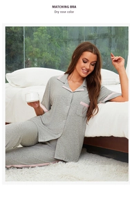 Détail d'un pyjama en modal avec manches courtes et liseré rose sur tissu gris chiné