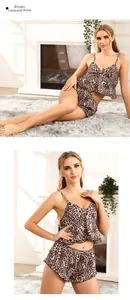 Detail eines braunen Schlafanzug-Sets mit Leopardenmuster, Camisole und Rüschen-Shorts