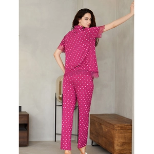 Damen Modal-Pyjama-Set in Rosarot mit Herz-Print und eleganter Spitzenverzierung