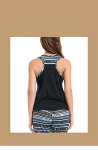 Detailansicht eines Baumwollschlafanzugs mit Racerback-Top und geometrischem Muster
