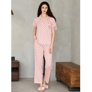 Rosa Modal-Schlafanzug mit Herzmuster, Spitzenbesatz und zwei Taschen auf Modell