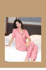 Pyjama en modal à rayures roses avec broderie cœur et détails de liseré noir