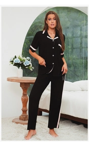 Détail de l'ensemble de pyjama en modal côtelé avec passepoil rose et texture de tissu doux