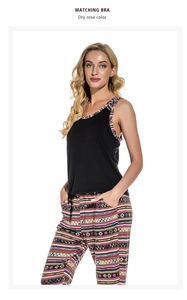 Detailansicht der Boho-Hose mit Rosenmuster und dem schwarzen Racerback-Schlafanzugtop