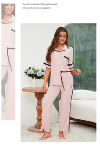 Détail du pyjama en modal rose clair à côtes avec passepoil bleu et logo V brodé