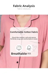 Détail du haut de pyjama rose côtelé avec passepoil noir et poche cœur brodée