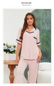 Détail d'un pyjama en modal côtelé couleur rose séché avec passepoil bleu marine