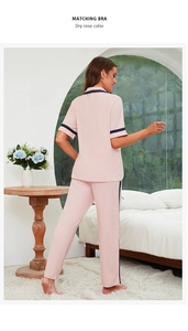 Détail du pyjama en modal côtelé rose séché avec haut à manches courtes et pantalon long