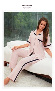 Détail de l'ensemble de pyjama rose poudré en modal avec liseré contrasté et broderie