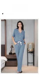 Détail du pyjama rayé bleu montrant le liseré contrasté et un nœud en ruban rose