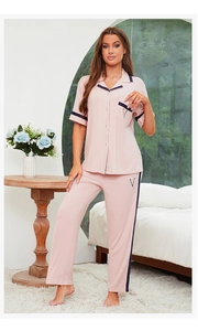 Détail d'un pyjama en modal rose clair avec bordure marine et broderie V sur le haut court