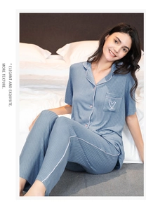 Détail du pyjama en modal bleu rayé avec poche cœur et liseré rose élégant