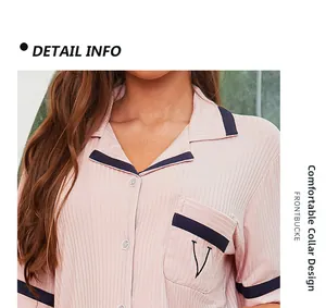 Détail du haut de pyjama rose en modal côtelé avec revers contrasté et poche