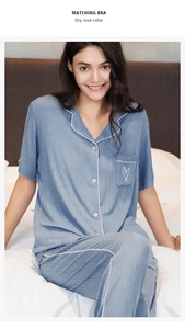 Détail du pyjama rayé en modal avec liseré rose et broderie cœur sur la poche