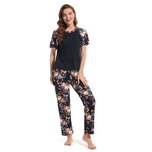 Zweiteiliger Damen-Schlafanzug mit schwarzem Kurzarm-Oberteil und floral gemusterter Hose