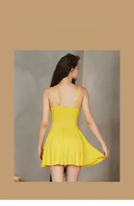 Vue arrière d'une chemise de nuit jaune plissée avec de fines bretelles réglables