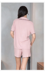 Détail d'un pyjama en modal côtelé pour femme avec vue arrière rose et bords ondulés noirs