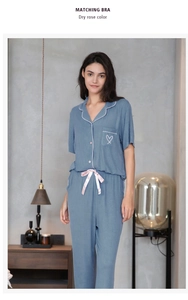 Détail du pyjama rayé en modal avec broderie cœur et cordon de serrage en ruban de soie rose