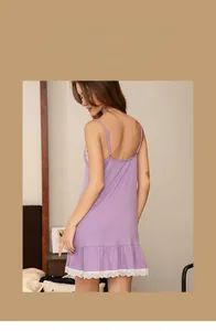 Détail de la nuisette violette en modal montrant l'ourlet en dentelle blanche délicate