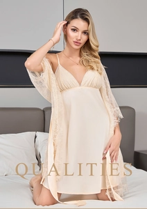 Vestaglia in pizzo e sottoveste con scollo a V in seta crema sopra un letto