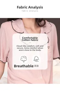 Détail d'un pyjama en coton à rayures roses avec volants et broderie de cœur noir