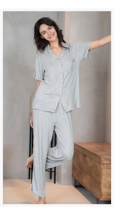 Détail du pyjama gris côtelé avec passepoil rose contrasté et devant boutonné pour femme