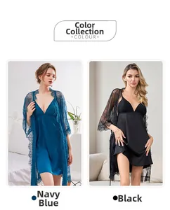 Dettaglio set pigiama in pizzo con camicie da notte in raso blu navy e nero e vestaglie abbinate