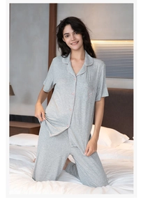 Détail d'un pyjama en modal gris avec broderie cœur rose et liseré contrasté doux
