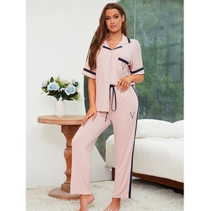 Pyjama rose en modal à côtes pour femme avec haut à manches courtes et pantalon
