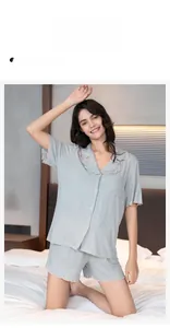 Vue détaillée d'un pyjama gris avec volants roses et cœur brodé sur le short en coton doux
