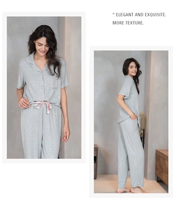 Détail d'un pyjama gris côtelé avec bordure rose et broderie cœur sur la poche