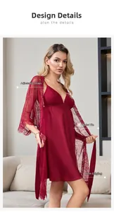Dettaglio della camicia da notte in raso bordeaux con pizzo e spalline regolabili