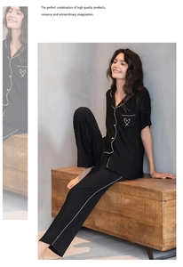 Détail du pyjama en modal rayé avec broderie cœur et liseré contrasté rose sur la poche