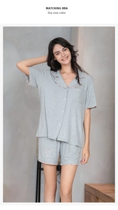 Détail d'un pyjama en modal côtelé avec bordure rose ondulée et broderie cœur fine