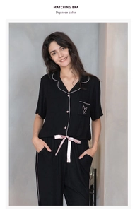 Détail du pyjama en modal avec broderie cœur sur la poche et cordon de serrage en satin rose